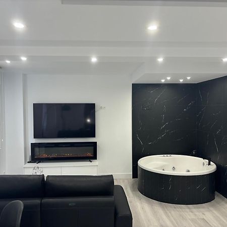 Black And White Suite Cervantes Castro Urdiales Exterior photo