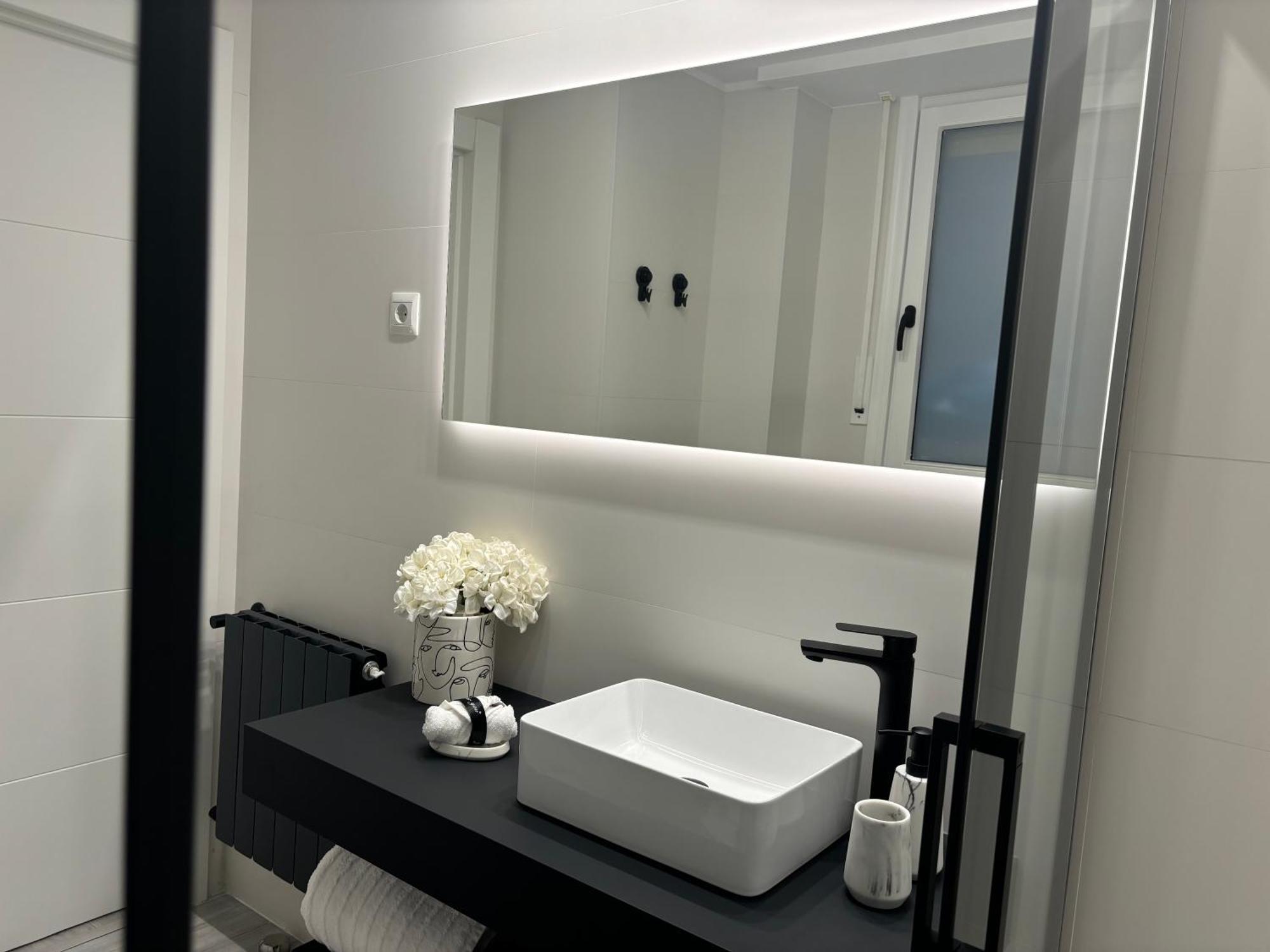 Black And White Suite Cervantes Castro Urdiales Exterior photo