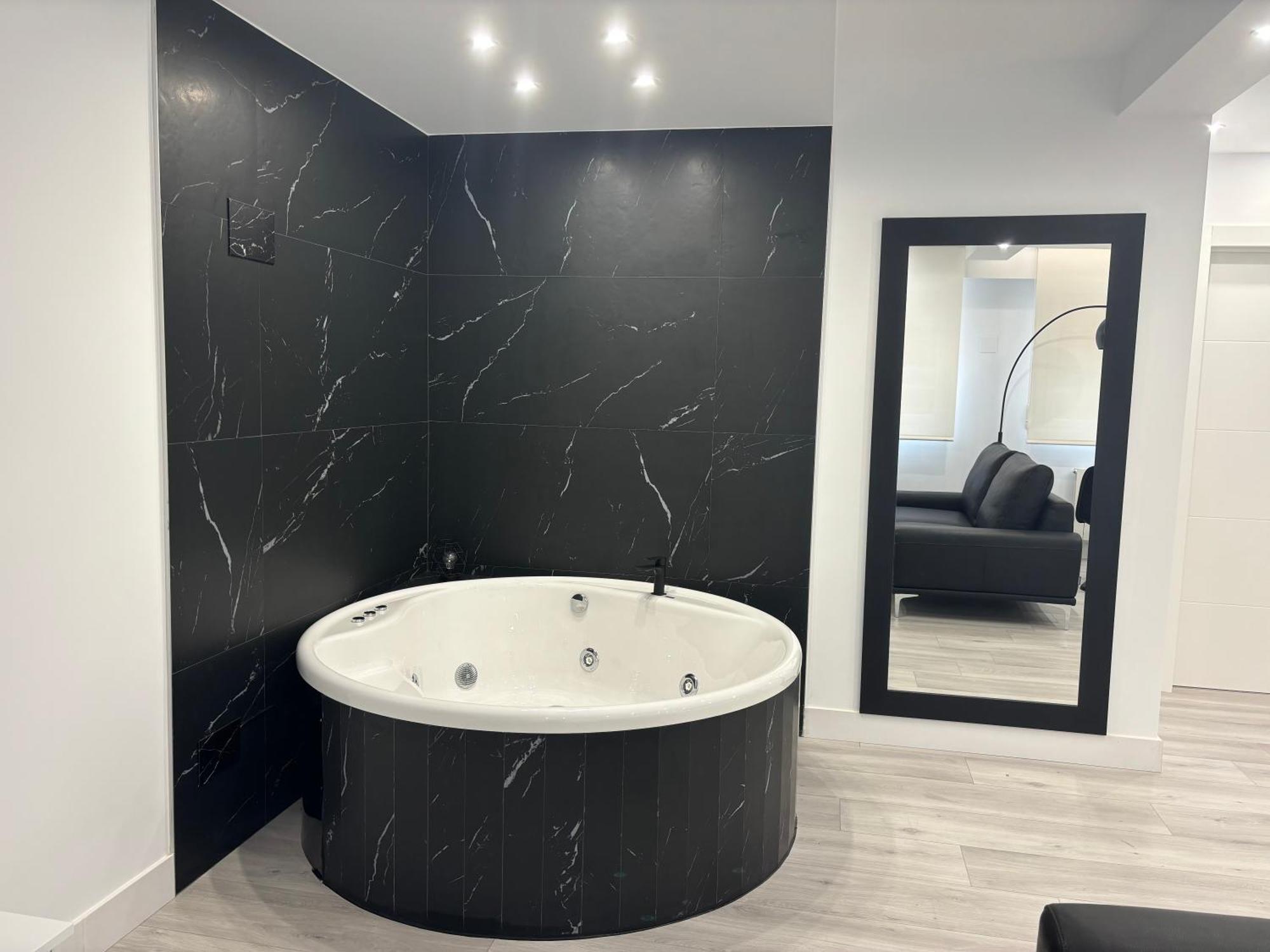 Black And White Suite Cervantes Castro Urdiales Exterior photo