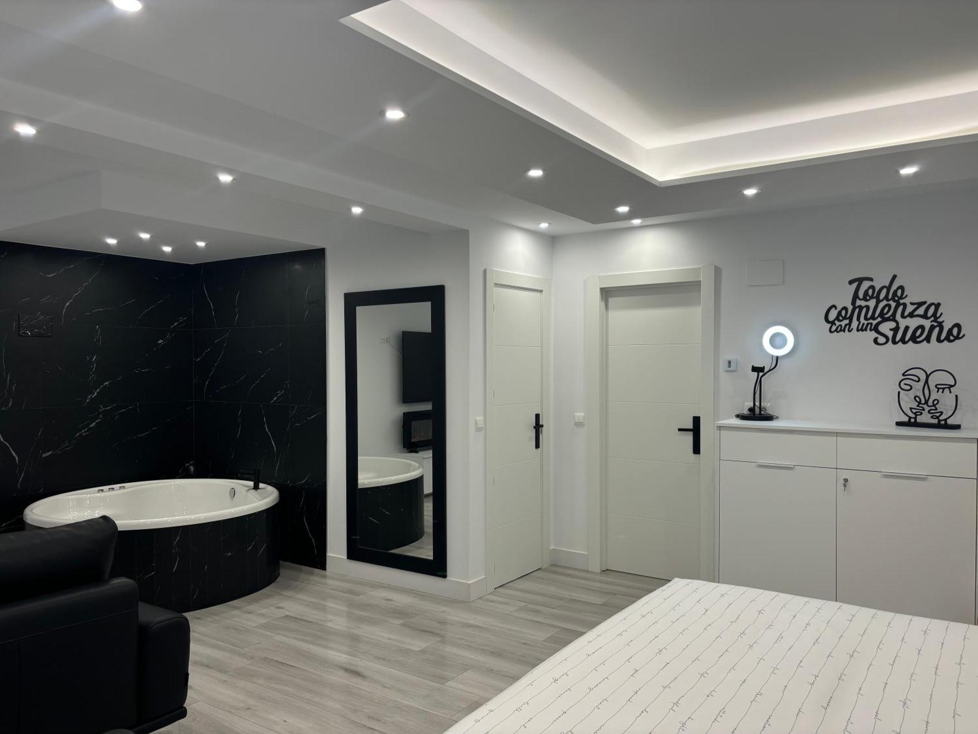 Black And White Suite Cervantes Castro Urdiales Exterior photo