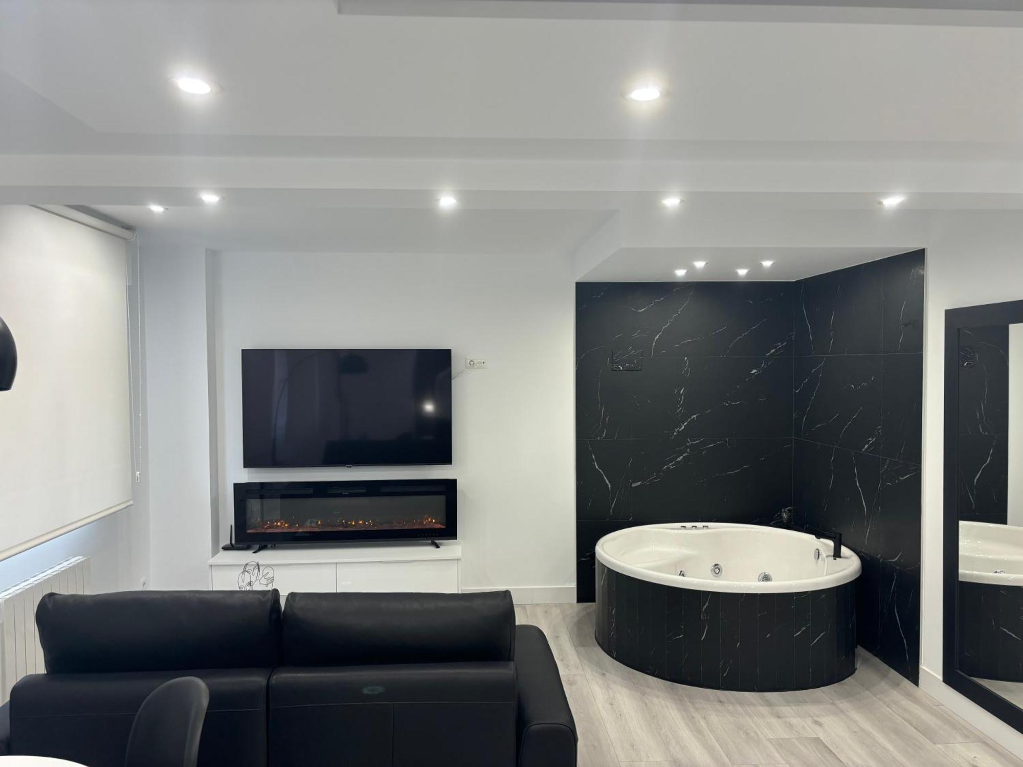 Black And White Suite Cervantes Castro Urdiales Exterior photo